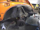 MacPherson voorwielophanging van een oranje Volkswagen kever 1303